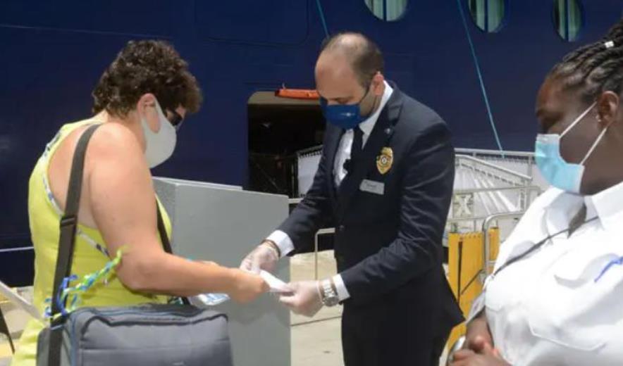 旅客登船时展示各种证明
