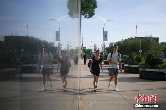 纽约切尔西市场外的市民