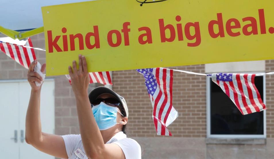 人口普查工作人员玛丽塞拉·冈萨雷斯在德克萨斯州一处美国人口普查站点调整标语牌 ...