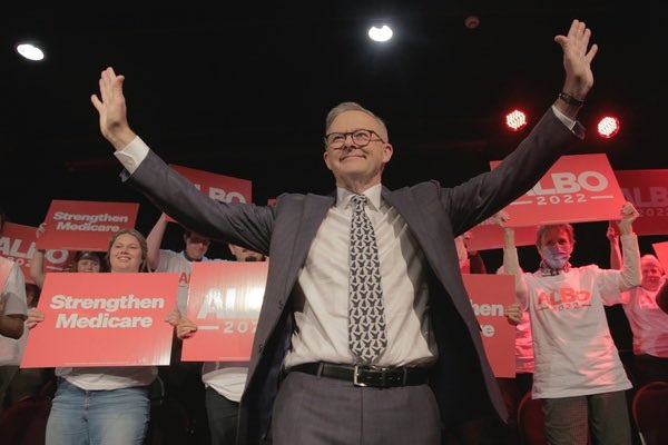 阿尔巴尼斯带领工党获胜　从出身廉租屋到入主总理府
