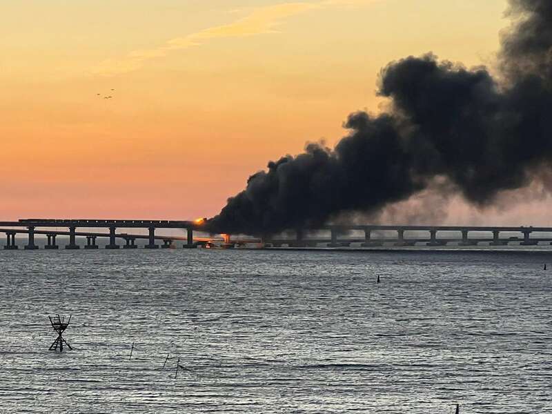 一辆卡车在克里米亚大桥爆炸，导致铁路罐车起火