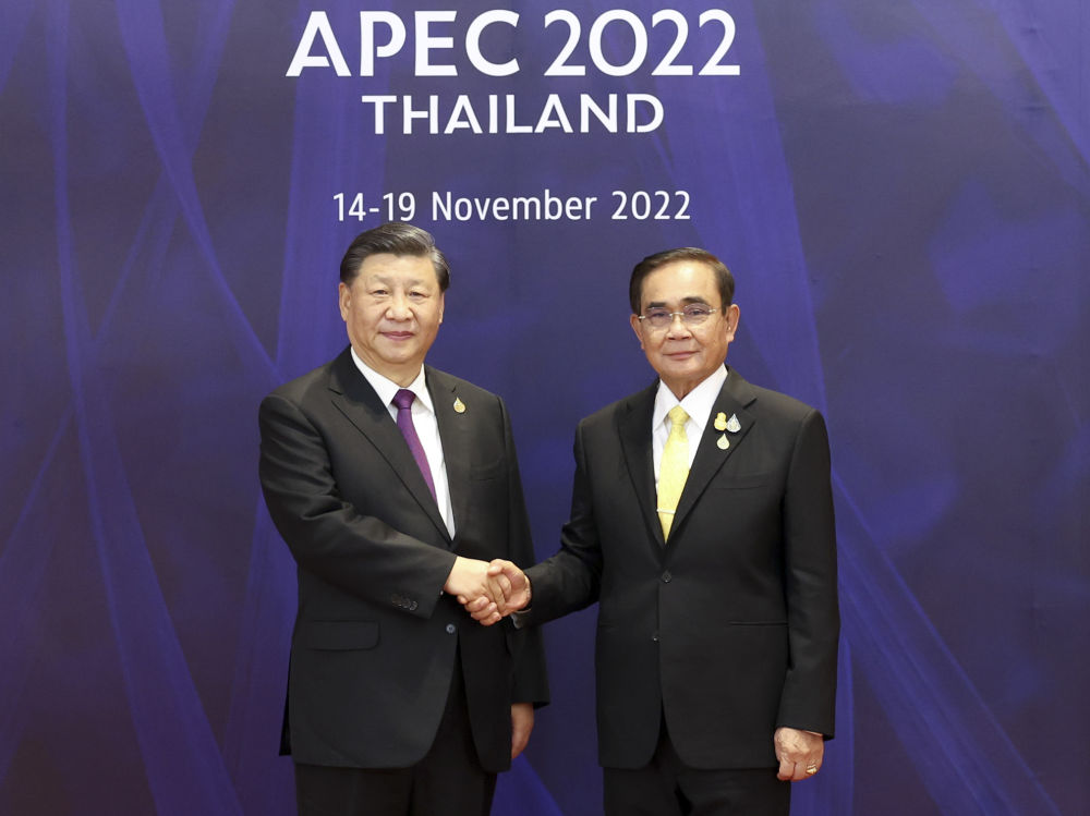 习近平抵达会场时，受到泰国总理巴育热情迎接