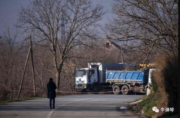 科索沃则派出军警，试图进入塞族地区，塞族则封住各条要道，局势开始不断升级 ...