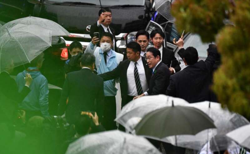 日本首相岸田文雄（右二）安全撤离事发地点后，当天继续到千叶市参加众议院补选的助选活动 ...
