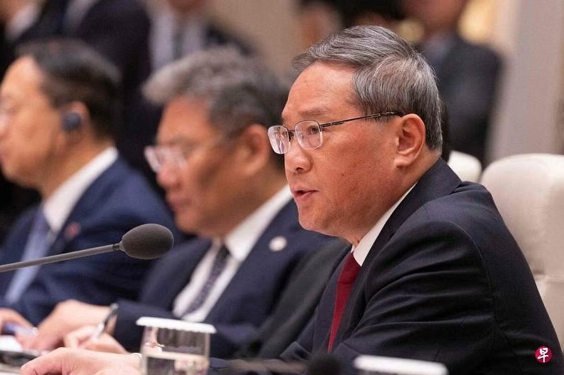 中国总理李强（右一）星期一（5月27日）早上在韩国首尔出席中日韩领导人会议 ...