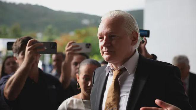 “维基解密”的创始人朱利安·阿桑奇（Julian Assange）