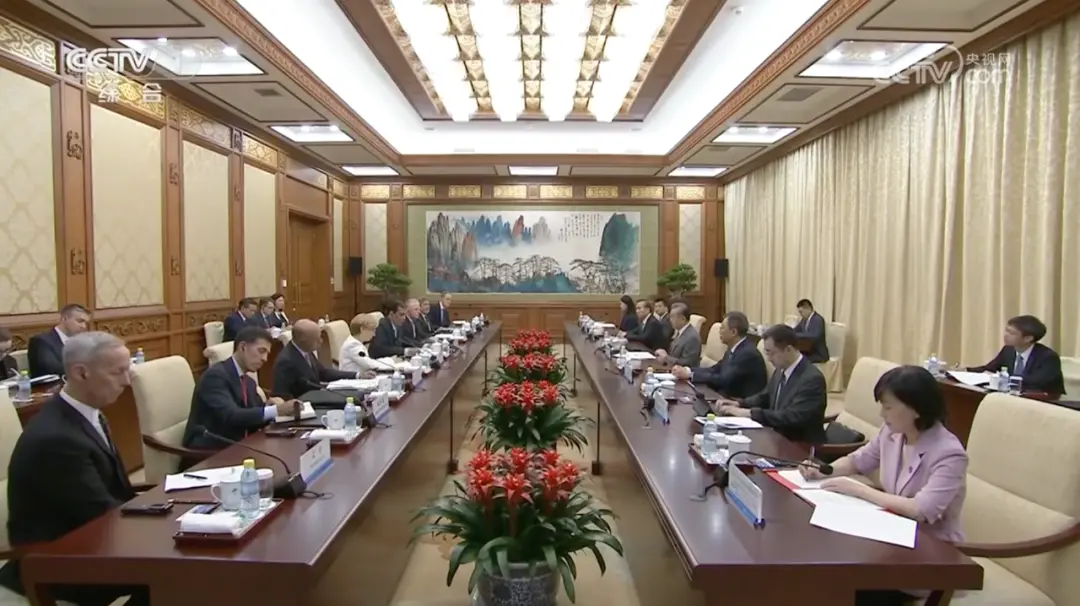王毅会见美国工商界代表团